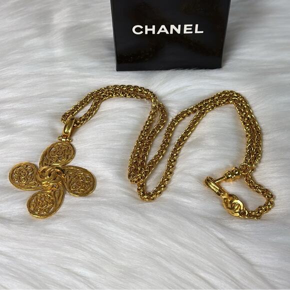 CHANEL Gold Plated CC Logos Clover Vintage Chain Necklace Pendant - Picture 1 of 6
